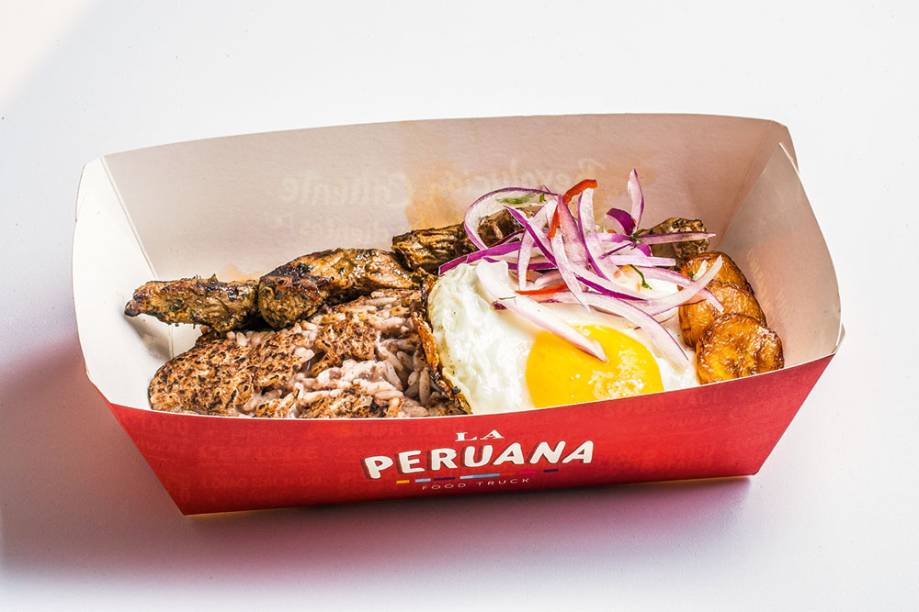 Parece um PF brasileiro: arroz com feijão-preto, acompanhada de filé-mignon, ovo e banana-da-terra Parece um PF brasileiro: arroz com feijão-preto, acompanhada de filé-mignon, ovo e banana-da-terra