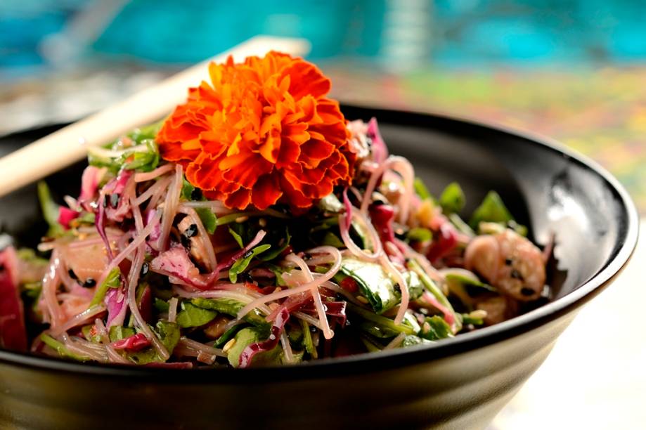 Saladinha de macarrão de arroz, frango agridoce e hortaliças