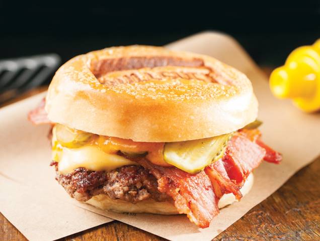 Lumberjack: hambúrguer, queijo prato, bacon, picles e molho de páprica Lumberjack: hambúrguer, queijo prato, bacon, picles e molho de páprica