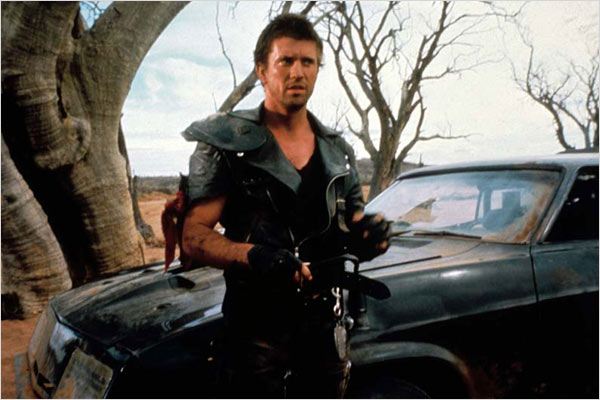 Mad Max: A Caçada Continua: Max ajuda uma comunidade a defender sua refinaria contra uma gangue de motoqueiros