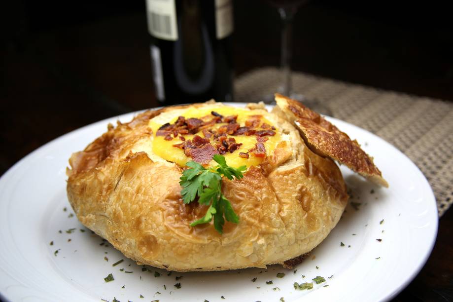 Creme de mandioquinha com bacon servido no pão italiano no Manguinha Creme de mandioquinha com bacon servido no pão italiano no Manguinha