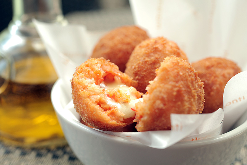 Para a entrada, vale provar a porção de arancini, os bolinhos de arroz italianos