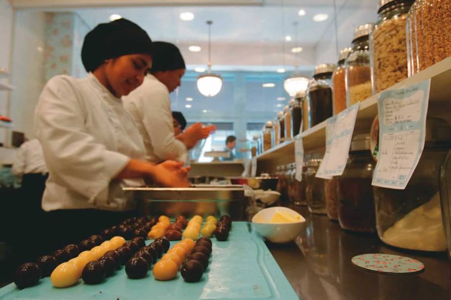 Produção na cozinha: ágeis funcionárias enrolam até 3 000 brigadeiros por dia