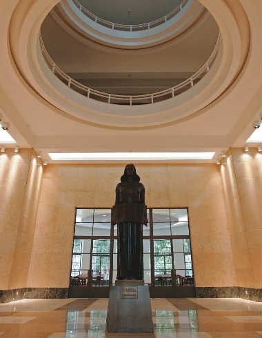 A estátua "A Leitura", de Caetano Fraccaroli, na entrada principal, que conta com nova iluminação: a reforma custou 16,3 milhões de reais A estátua "A Leitura", de Caetano Fraccaroli, na entrada principal, que conta com nova iluminação: a reforma custou 16,3 milhões de reais