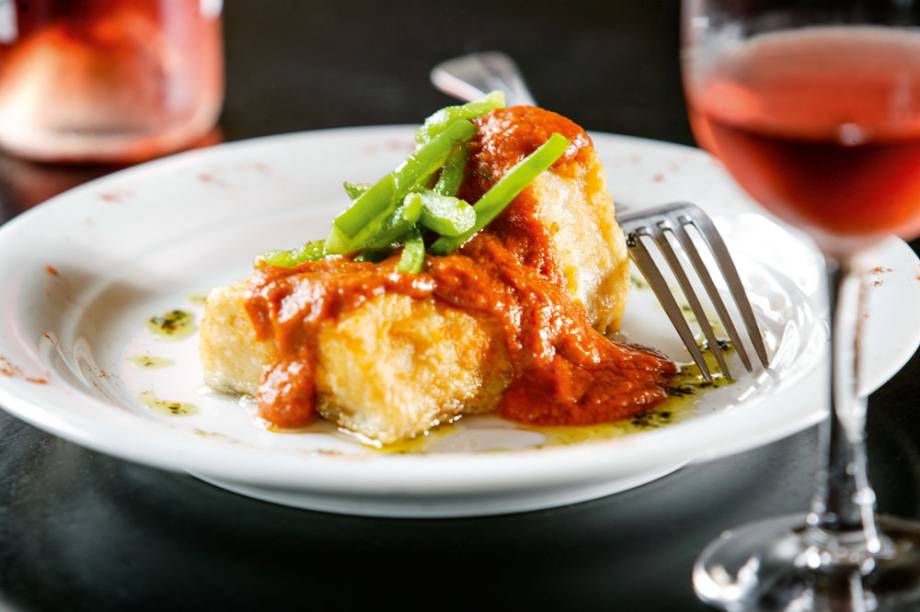 Bacalhau à vizcaína: posta frita e ao molho de tomate