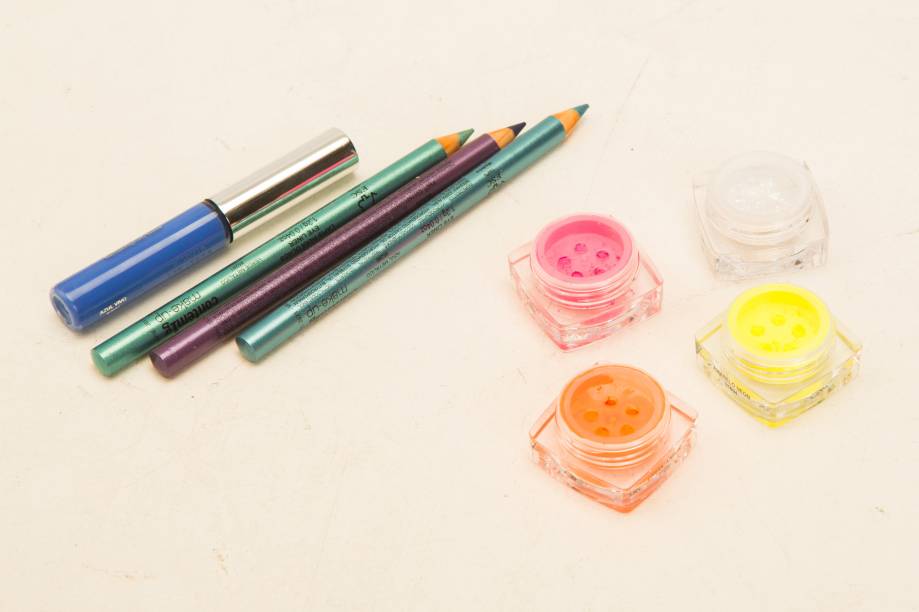 Máscara para cílios, lápis e sombras, da Contém 1g Máscara para cílios, lápis e sombras, da Contém 1g