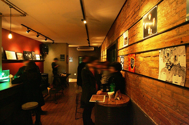 Razzmatazz: paredes decoradas com capas de discos Razzmatazz: paredes decoradas com capas de discos