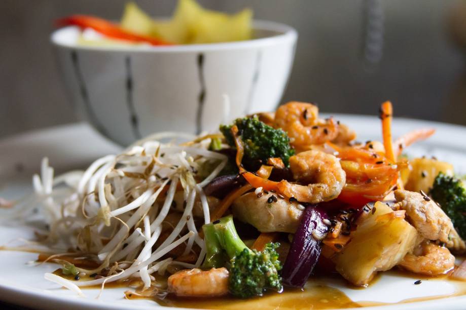 strong>Khaosan road:</strong>carnes de camarão e frango mais abacaxi e legumes temperados com especiarias, molho de ostra e uísque strong>Khaosan road:</strong>carnes de camarão e frango mais abacaxi e legumes temperados com especiarias, molho de ostra e uísque