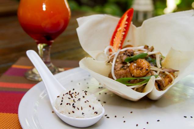 Silom road: mignon suíno e camarão salteados com broto de feijão e legumes crocantes temperados com molho de ostra Silom road: mignon suíno e camarão salteados com broto de feijão e legumes crocantes temperados com molho de ostra