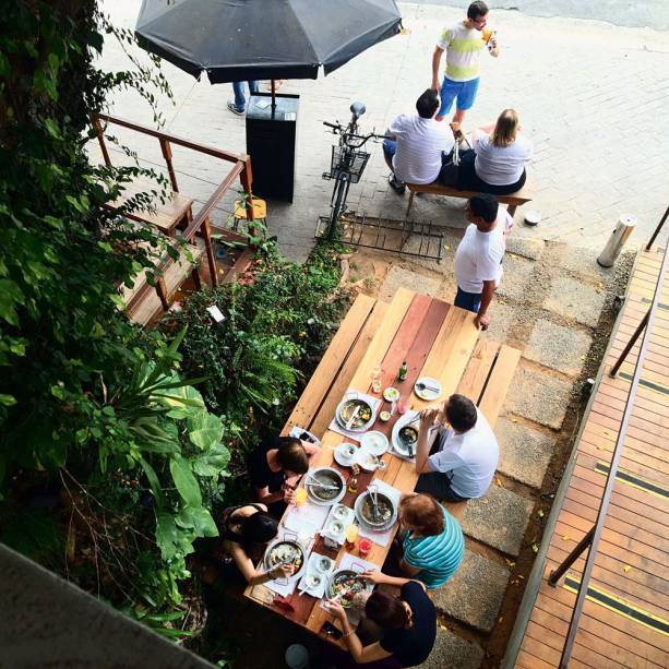 Mesa de peroba comunitária Mesa de peroba comunitária