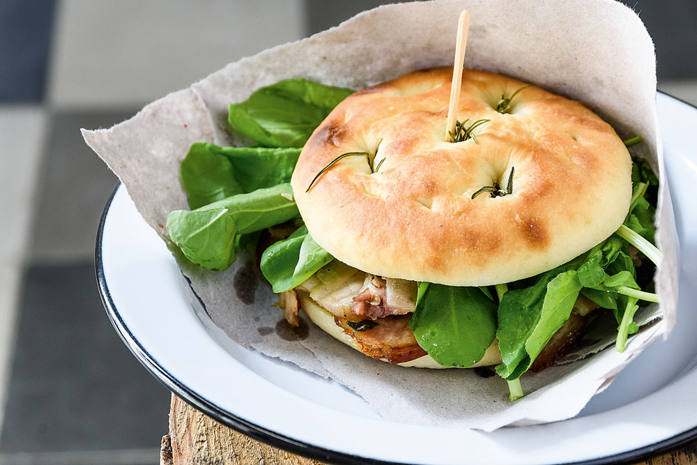 mesa-iii_sanduba-de-porchetta-na-focaccia_-lucas-terribili-32-jpg.jpeg