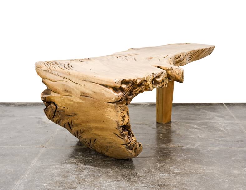 Mesa Makida é uma das peças do ateliê de Hugo França Mesa Makida é uma das peças do ateliê de Hugo França