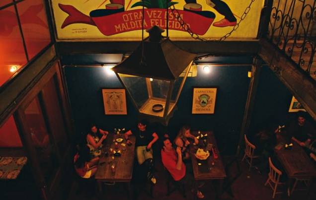Direto do México: o rústico salão do bar Direto do México: o rústico salão do bar