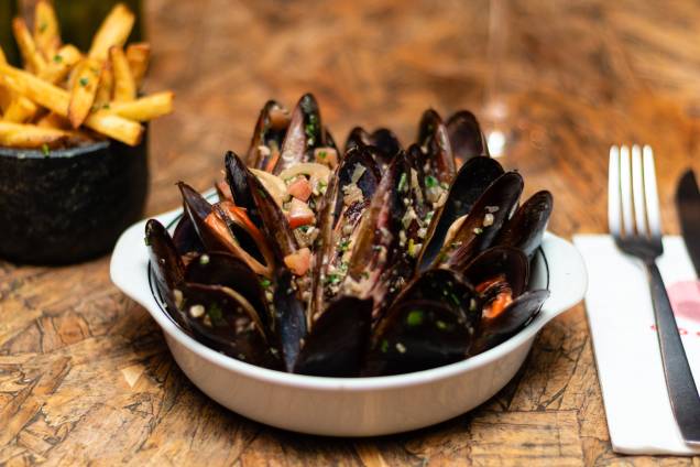 Mexilhão à provençal: servido com fritas para acompanhar os vinhos da casa Mexilhão à provençal: servido com fritas para acompanhar os vinhos da casa