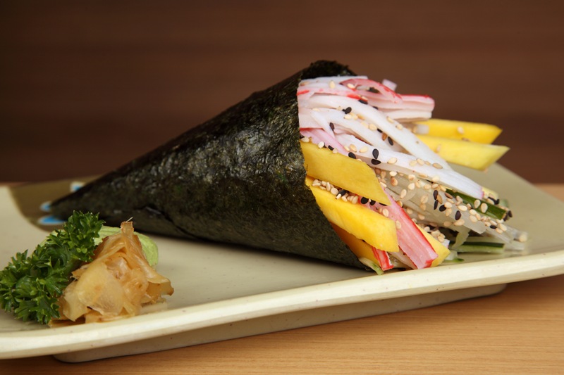 Temaki califórnia: kani kama, pepino e fruta