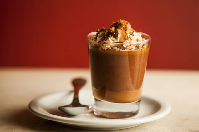 Copinho de musse de chocolate com caramelo e praliné Copinho de musse de chocolate com caramelo e praliné