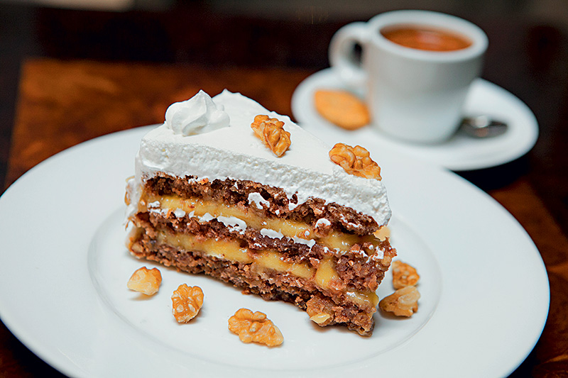 Bolo de nozes: pães e doces feitos na casa Bolo de nozes: pães e doces feitos na casa