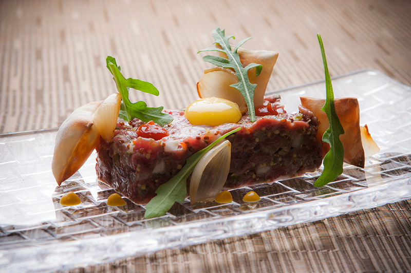 Tartare de pato com mostarda anciènne, abacaxi e ovo de codorna