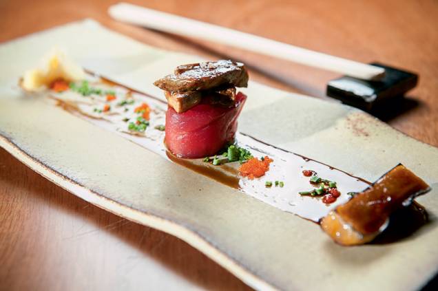 Kanashiro: ele prepara o sushi de atum e foie gras com caju caramelado na cara degustação Kanashiro: ele prepara o sushi de atum e foie gras com caju caramelado na cara degustação