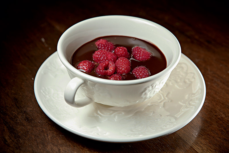 Sopa de chocolate com framboesas