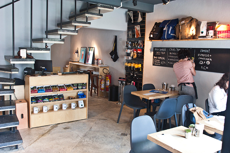 O pequeno salão, com fachada de vidro, permite a entrada de iluminação natural O pequeno salão, com fachada de vidro, permite a entrada de iluminação natural