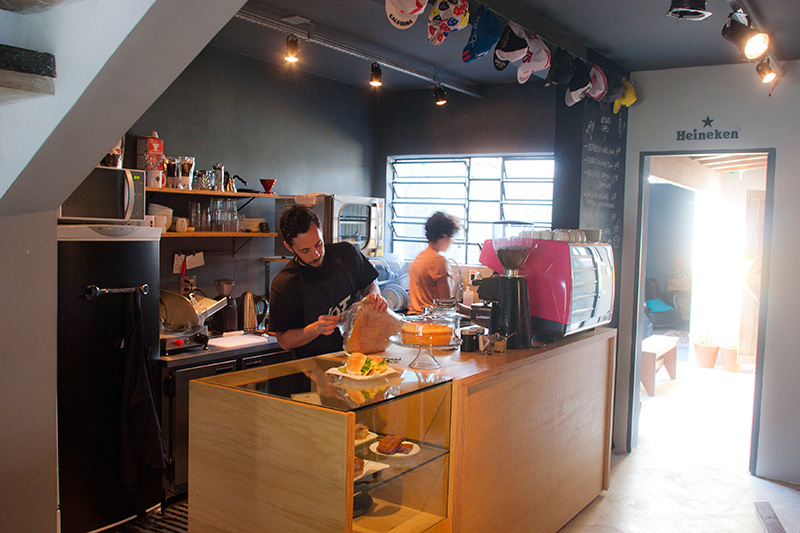 O pequeno salão, com fachada de vidro, permite a entrada de iluminação natural O pequeno salão, com fachada de vidro, permite a entrada de iluminação natural