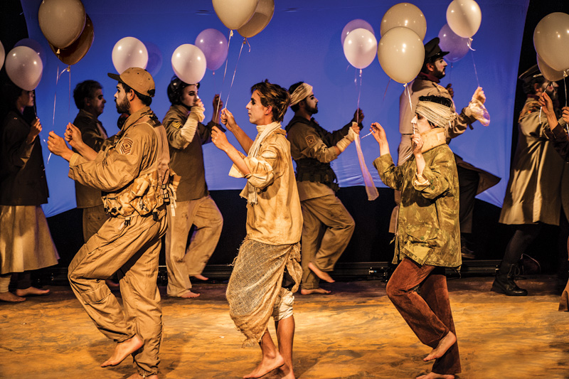 O elenco de dezesseis atores: a montagem traz três episódios O elenco de dezesseis atores: a montagem traz três episódios