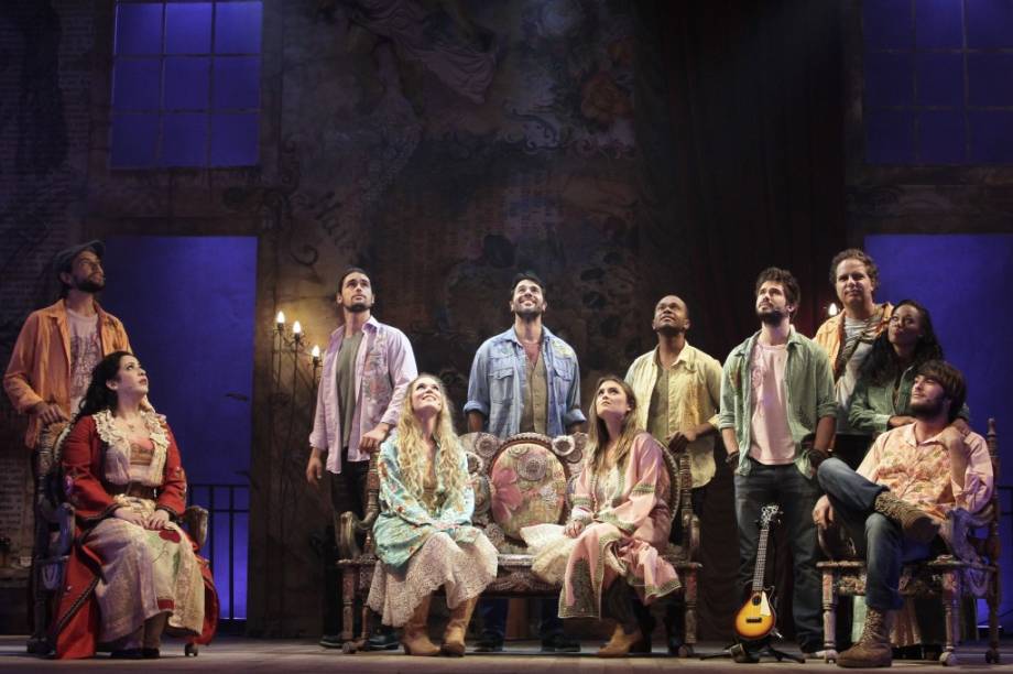 O elenco do musical Milton Nascimento - Nada Será como Antes, que fará temporada no Teatro Geo