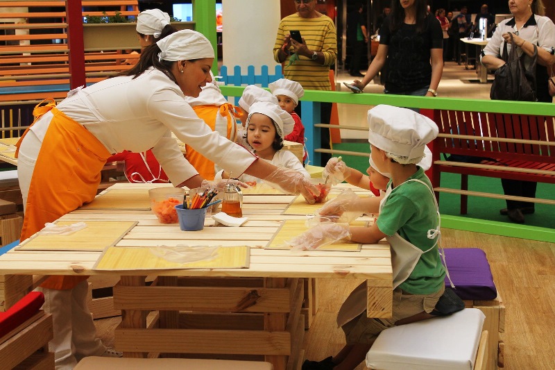 Crianças de 4 a 12 anos vão montar uma receita diferente a cada dia no projeto Mini Chef Saudável