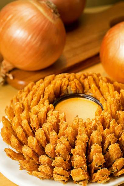 bloomin’ onion: cebola cortada em pétalas, empanada e frita