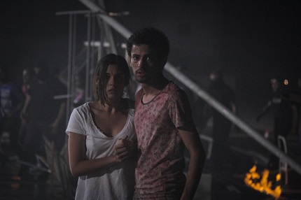 Daphne (Niki Vakali) é salva de um estupro pelo imigrante ilegal sírio Farris (Tawfeek Barhom) Daphne (Niki Vakali) é salva de um estupro pelo imigrante ilegal sírio Farris (Tawfeek Barhom)