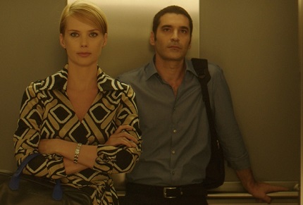 Giorgios (Christopher Papakaliatis) se envolve mais do que o esperado com uma consultora estrangeira (Andrea Osvárt) Giorgios (Christopher Papakaliatis) se envolve mais do que o esperado com uma consultora estrangeira (Andrea Osvárt)