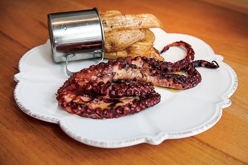 Polvo na companhia de batata rústica Polvo na companhia de batata rústica