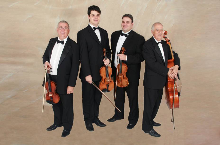 O regente Nelson Gama, primeiro da dir. para a esq., lança livro com concerto em família O regente Nelson Gama, primeiro da dir. para a esq., lança livro com concerto em família