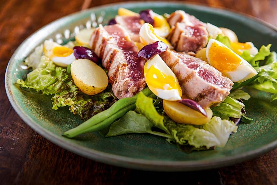 Salada niçoise: misto de alface, batata, vagem, azeitona preta e ovo gema cremosa coroado por atum na brasa Salada niçoise: misto de alface, batata, vagem, azeitona preta e ovo gema cremosa coroado por atum na brasa