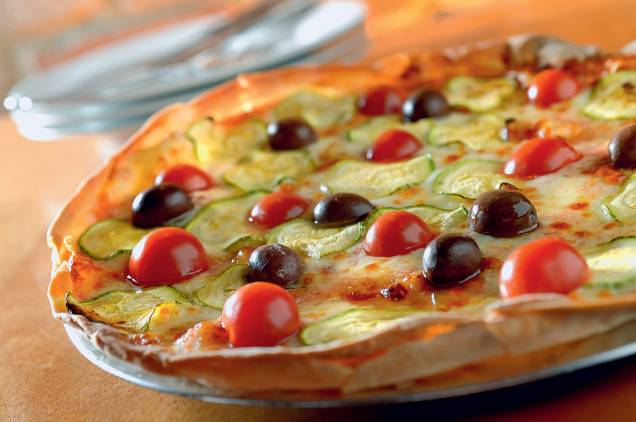 Pecora 2: molho de tomate, mussarela de ovelha, azeitonas pretas, lâminas de abobrinha e tomatinho Pecora 2: molho de tomate, mussarela de ovelha, azeitonas pretas, lâminas de abobrinha e tomatinho