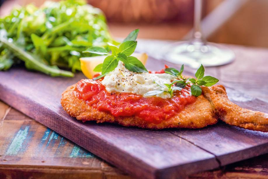 Costeleta suína à parmigiana: na companhia de salada