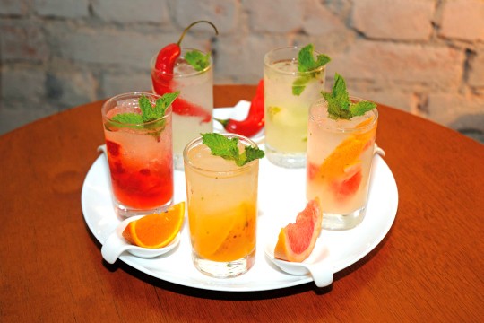 Cinco versões de mojito em tamanho míni Cinco versões de mojito em tamanho míni