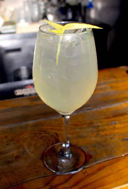 O clássico french 75: espumante, gim e limão