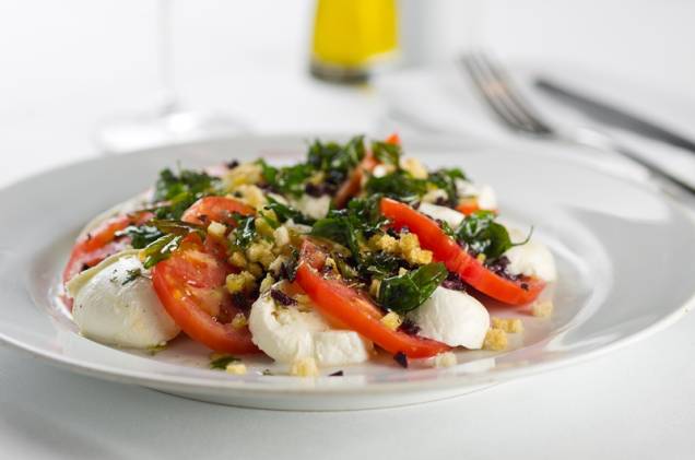 Salada verde com mussarela de búfala, tomate, manjericão e azeite Salada verde com mussarela de búfala, tomate, manjericão e azeite