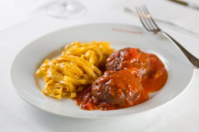 Polpette ao molho de tomate fresco com fettuccine na manteiga Polpette ao molho de tomate fresco com fettuccine na manteiga