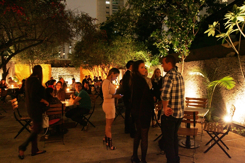 Nos fundos, fica o jardim rodeado de árvores frutíferas Nos fundos, fica o jardim rodeado de árvores frutíferas