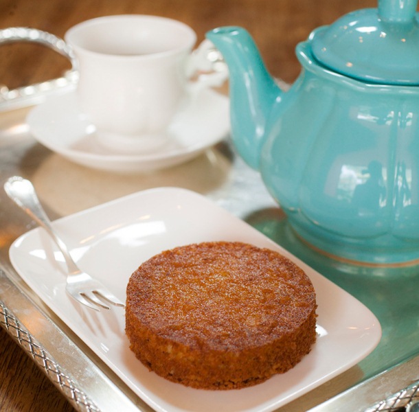 O bolinho de amêndoas pode ter a companhia de um bule de café coado O bolinho de amêndoas pode ter a companhia de um bule de café coado