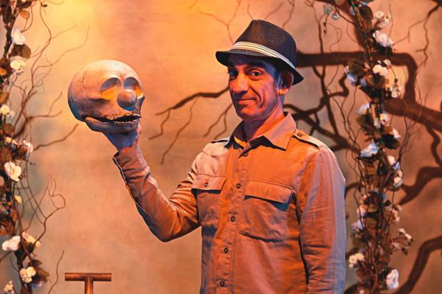 Angelo Brandini no cenário de O Príncipe da Dinamarca, baseado em Hamlet Angelo Brandini no cenário de O Príncipe da Dinamarca, baseado em Hamlet