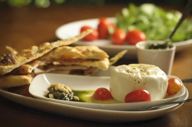 A tentadora burrata, mussarela de búfala de consistência bem macia, do Olea Mozzarella Bar A tentadora burrata, mussarela de búfala de consistência bem macia, do Olea Mozzarella Bar