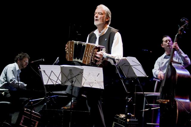 A Orquestra de Rodolfo Mederos se apresenta em comemoração ao dia da Argentina