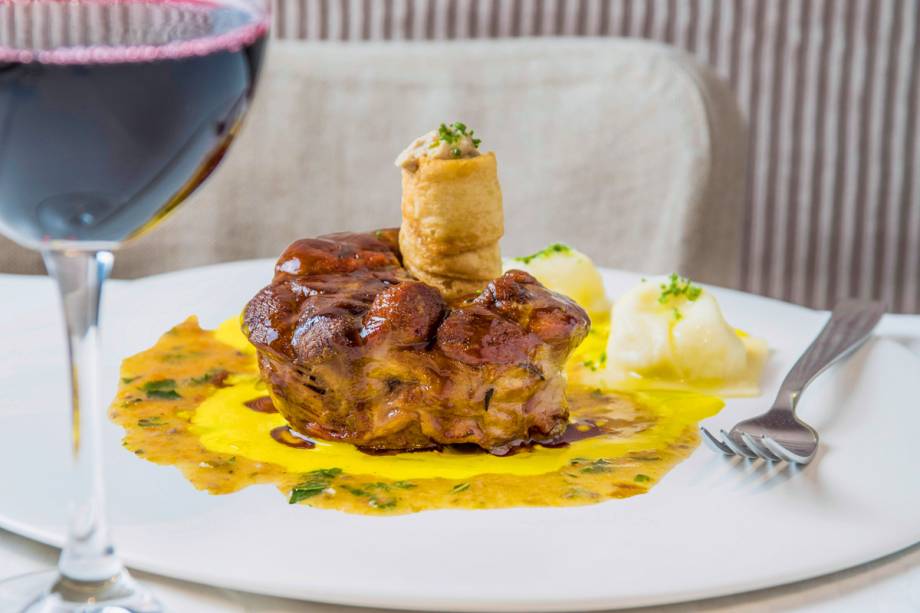 Ossobuco de vitelo com cannolo recheado de foie gras e tutano