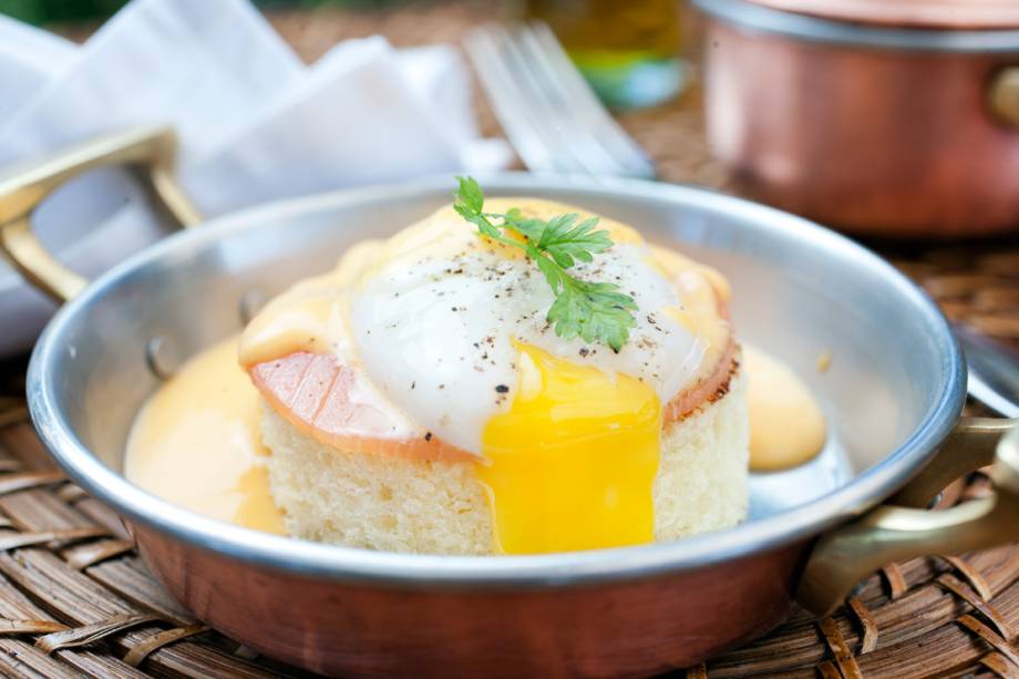 Ovo benedict: vem com a gema mole e assentado sobre brioche e uma fatia de salmão Ovo benedict: vem com a gema mole e assentado sobre brioche e uma fatia de salmão