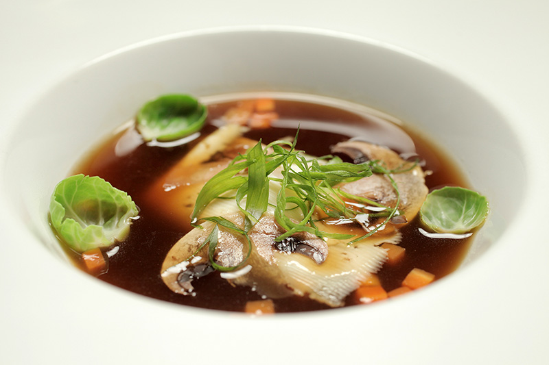 Ovo cozido com consomê, queijo da Serra da Canastra e cogumelo-de-paris cru Ovo cozido com consomê, queijo da Serra da Canastra e cogumelo-de-paris cru