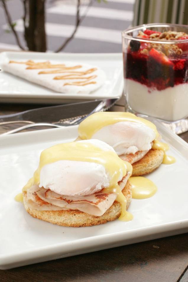 Ovos benedict: torradas cobertas por peito de peru e ovo poché ao molho holandês